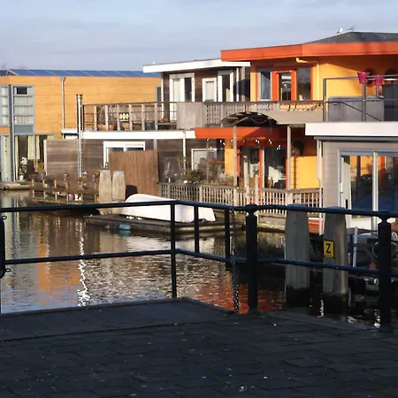 Houseboat Gezina Amsterdam